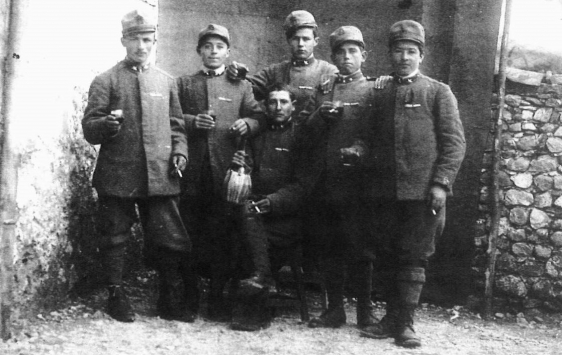 Nella foto, il canellese Dante Aliberti, secondo da sinistra. 1917